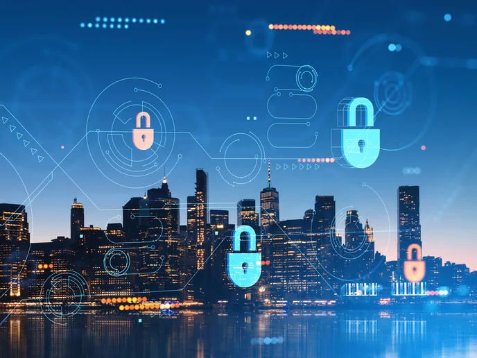 Skyline urbano de noche con iconografía de candados de seguridad superpuesta, representando gobierno y estrategia de ciberseguridad